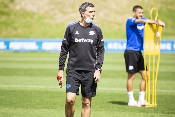 El técnico Juan Ramón López Muñiz en un entrenamiento con su nuevo equipo, el Deportivo Alavés