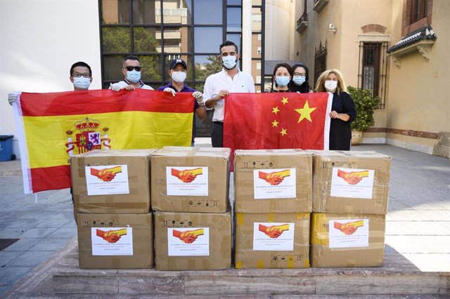 El alcalde de Almería, Ramón Fernández-Pacheco, ha manifestado este sábado estar "eternamente agradecido" a la comunidad china en la ciudad por la donación de 73.000 mascarillas para contribuir a paliar los rebrotes del coronavirus.