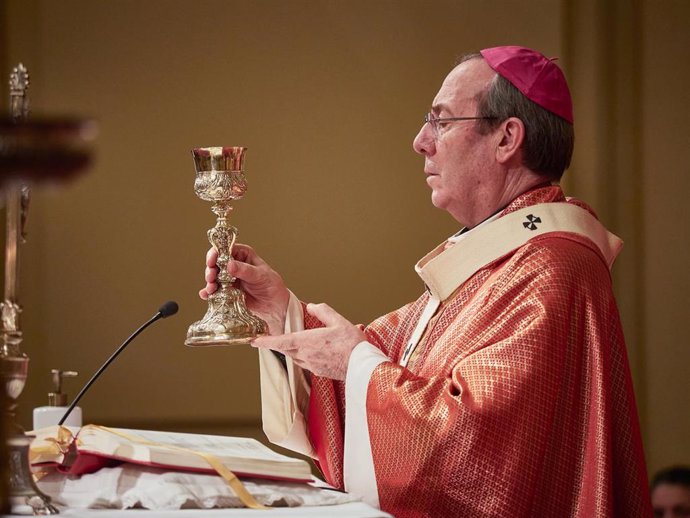 El Arzobispo Francisco Pérez oficia la última misa de la escalera de San Fermín celebrada en  la capilla del Santo de la catedral de Pamplona el día 6 de junio de 2020 en Pamplona, Navarra, España.