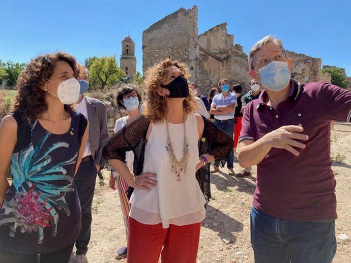 La consellera de Justicia de la Generalitat, Ester Capella, visita el Poble Vell, en Corbera d'Ebre (Tarragona)