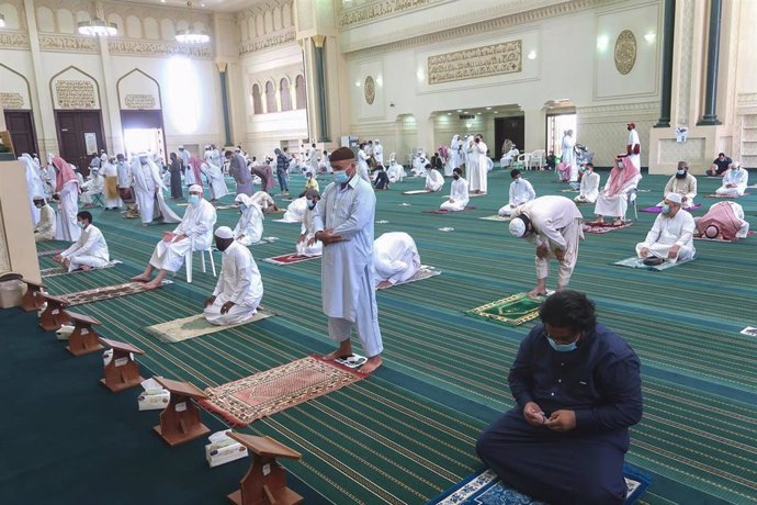 Personas con mascarilla en una mezquita de La Meca, Arabia Saudí