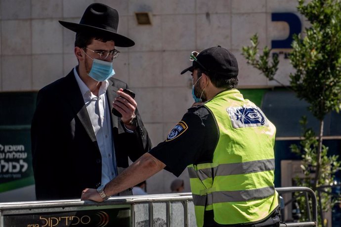 Un policía y un ciudadano en Jerusalén