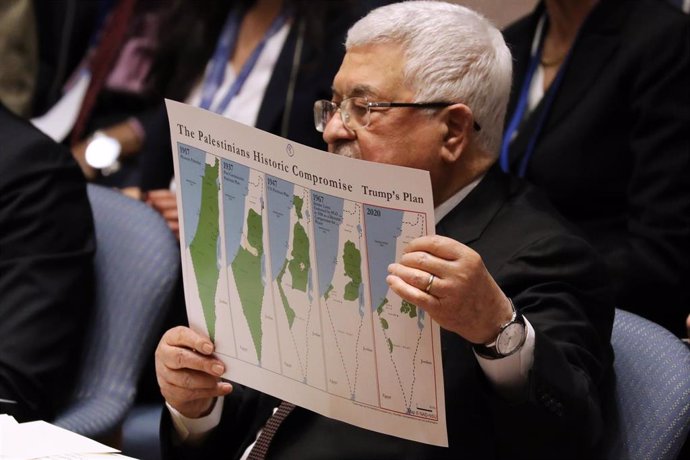El presidente palestino, Mahmud Abbas, con un mapa palestino
