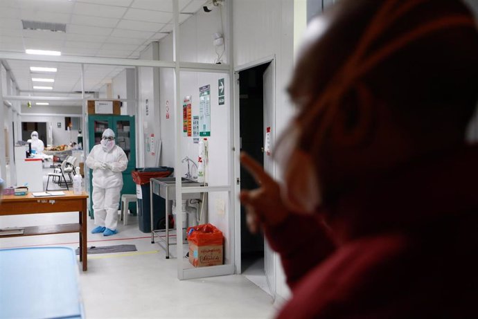 Imagen de un sanitario con un traje protector frente al coronavirus en Lima, Perú. 