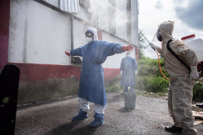 Un trabajador de una ambulancia se desinfecta por el coronavirus en México. 