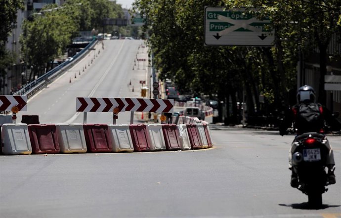 Un motorista pasa junto al puente que une las calles de Joaquín Costa y Francisco Silvela sobre la glorieta de López de Hoyos y Príncipe de Vergara.