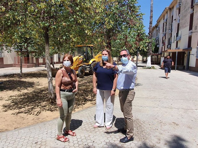 La delegada del Distrito, Marisa Gómez, en su visita a los trabajos de remodelación de la plaza Ideal Andaluz en el Polígono Sur.