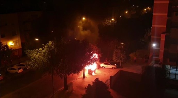 Imagen de un contenedor ardiendo durante la noche en el Tiro de Línea.