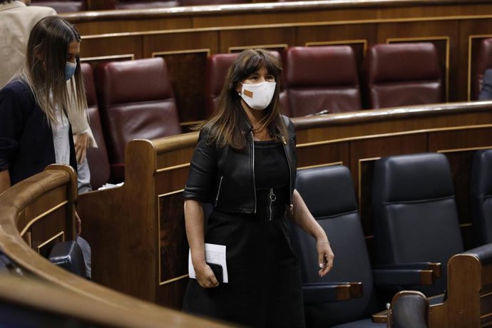 La Portavoz del Grupo Junts per Catalunya en el Congreso de los Diputados, Laura Borrs (d), sale del hemiciclo junto a la diputada de su formación Miriam Nogueras (i), para comparecer en el Patio del Congreso durante una sesión plenaria en la que ademá