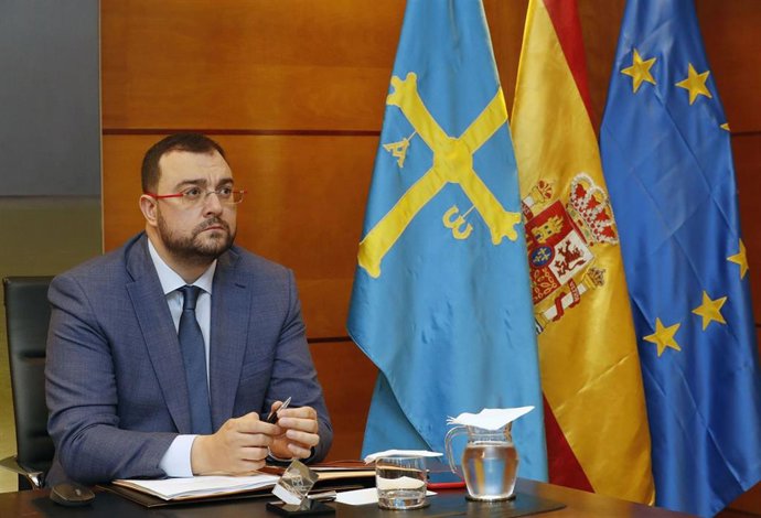 El presidente del Principado de Asturias, Adrián Barbón, en su despacho.