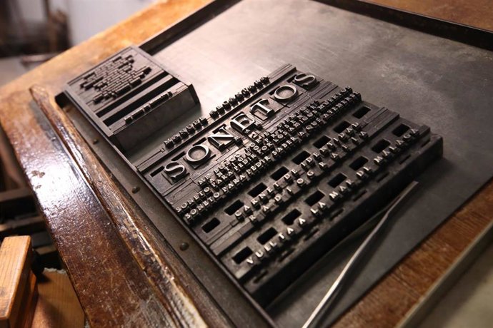 Un cuaderno de sonetos del poeta Manuel Alcántara relanza la antigua Imprenta Sur de la Diputación de Málaga.