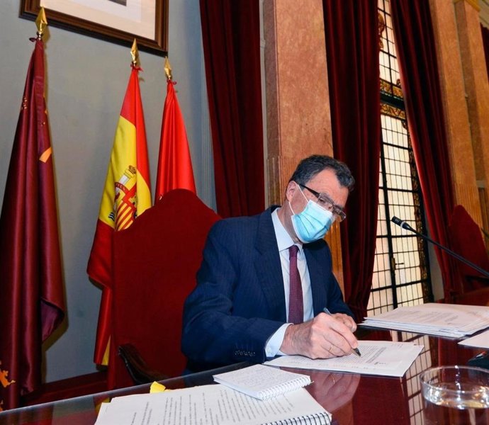 Alcalde de Murcia, José Ballesta, en un pleno con mascarilla