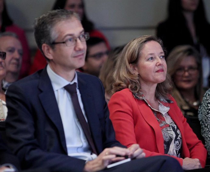 El gobernador del Banco de España, Pablo Hernández de Cos y la ministra de Economía en funciones, Nadia Calviño, durante el coloquio con motivo del Día de la Educación Financiera, en Madrid (España), a 7 de octubre de 2019.
