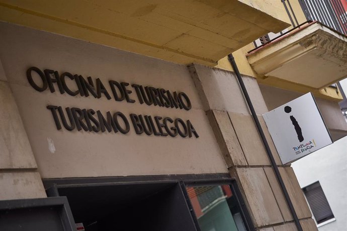 Puerta de acceso a una Oficina de Turismo de Pamplona que abre ante la inminente entrada de la fase 3 de la desescalada en Pamplona, Navarra, España, a 6 de junio de 2020.