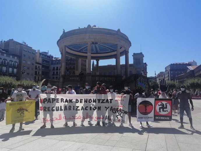 Concentración en Pamplona para reclamar la regularización de todas las personas migrantes