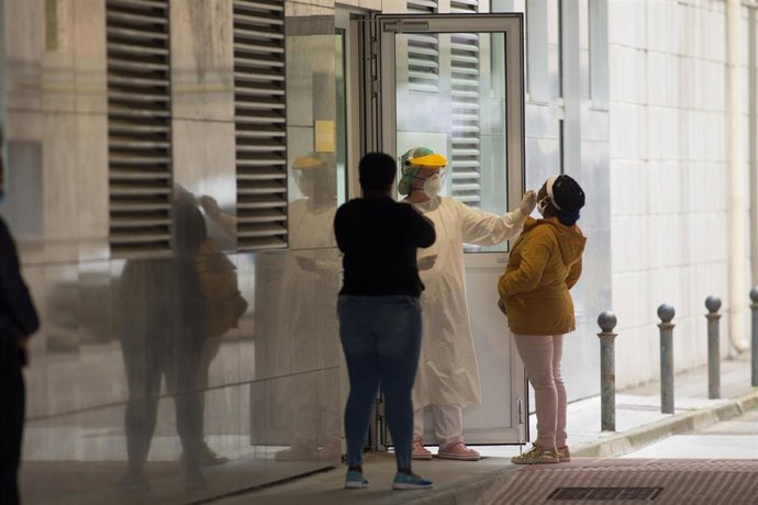 Pruebas de COVID-19 desde el coche en las inmediaciones de Burela, Lugo, Galicia (España), a 6 de julio de 2020