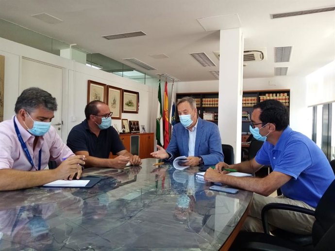 El teniente de alcalde de Urbanismo, Medio Ambiente y Transición Ecológica, Manuel Gómez Márquez, ha presidido la constitución de la comisión de trabajo encargada de sentar las bases y dar forma al concurso de ideas para realzar el muelle embarcadero d