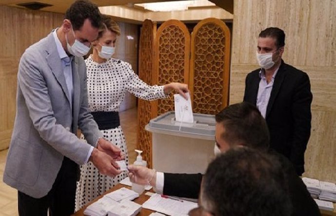 El presidente de Siria, Bashar al Assad, vota acompañado de su esposa en las legislativas