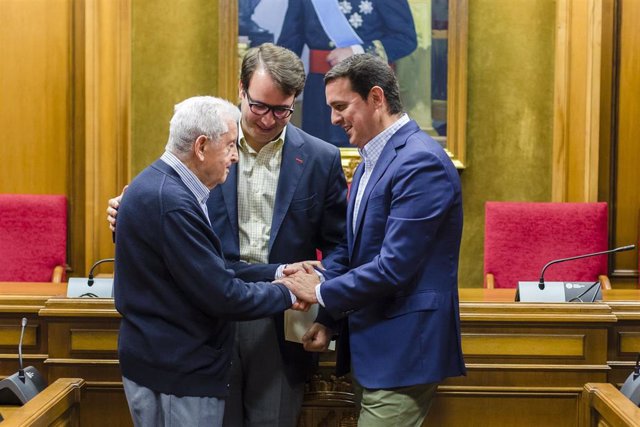 Imagen de archivo con Javier A. García y Fernando Giménez con Jesús Peregírn, de la Fundación que lleva su nombre hace un año