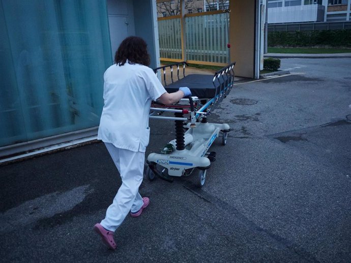 Personal sanitario del Hospital de Navarra traslada una camilla desinfectada en el Servicio de Urgencias 