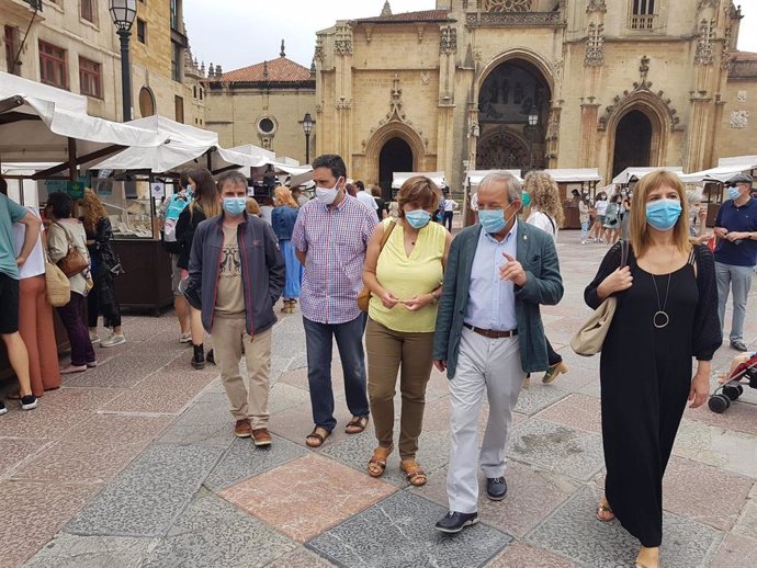 Los concejales socialistas Marisa Ponga, Wenceslao López, Ana Rivas y Ricardo Fernández, junto al secretario general de la AMSO-PSOE, Iván Piñuela, visitan el mercado de la Catedral.