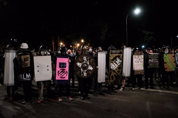 Manifestantes con escudos durante las protestas contra el racismo y la violencia policial en Portland