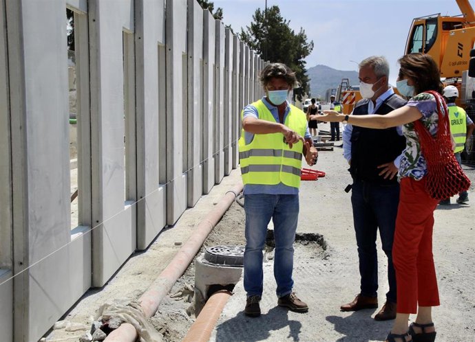 Imagen de la visita del presidente de la Autoridad Portuaria de Motril (Granada),  José García Fuentes, sobre el proyecto de reemplazo del hormigón armado con acero por un refuerzo de fibra.