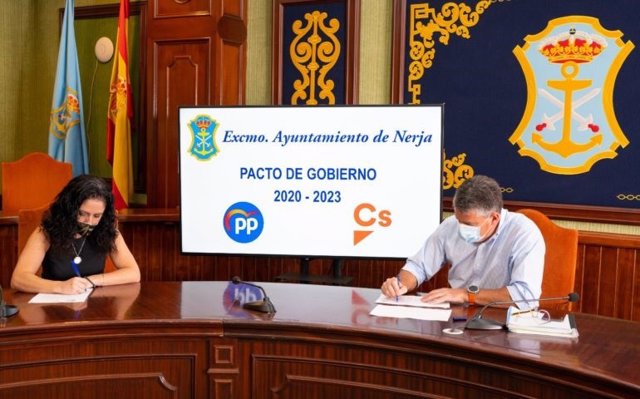 Firma de un pacto Gobierno en Nerja entre PP y Cs