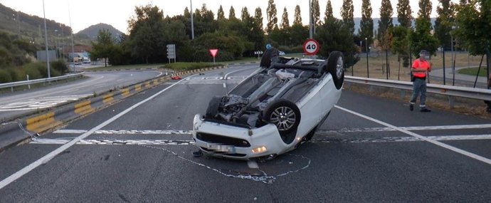 Policía Foral atiende una salida de vía en la PA-30