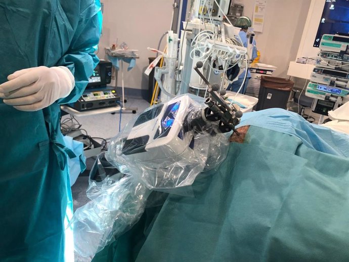 El Hospital Virgen de las Nieves implanta una plataforma robótica para intervenciones de neurocirugía