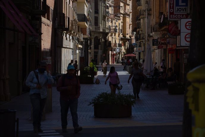 Diverses persones caminen per un carrer del centre de Lleida, capital de la comarca del Segri