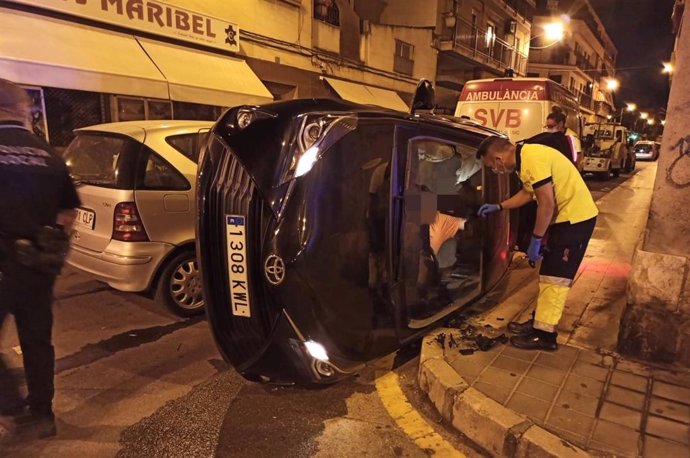 Coche volcado tras un accidente en Alicante