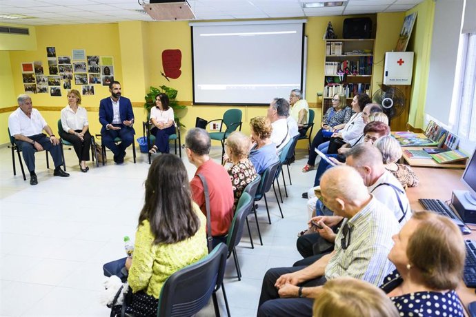 El alcalde de Almería, Ramón Fernández Pacheco, en su visita a la Asociación de Parkinson.