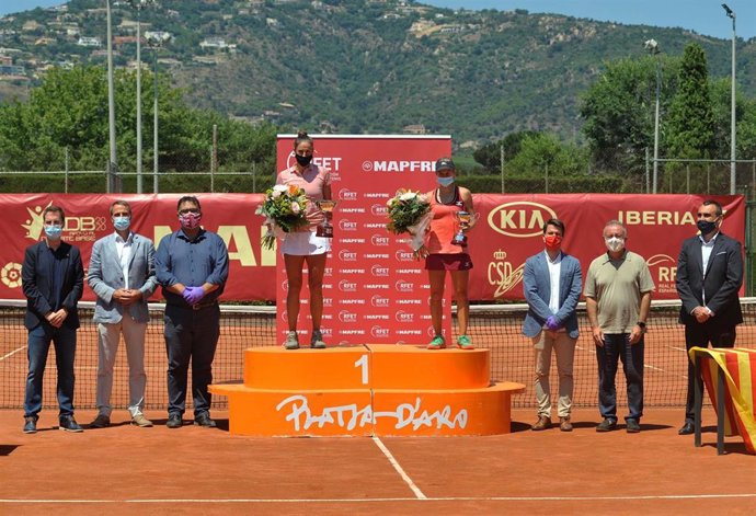 Sara Sorribes en el podio de ganadora del primer torneo de la Liga MAPFRE femenina
