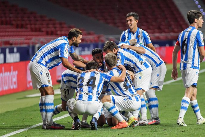 Los jugadores de la Real Sociedad celebran el gol de Januzaj