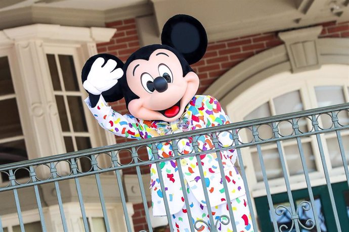 Un trabajador disfrazado del personaje Mickey Mouse en el parque de atracciones Walt Disney World's Magic Kingdom de Orlando, Florida