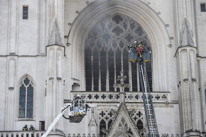 Imagen de los bomberos actuando en el incendio declarado en la catedral de Nantes.