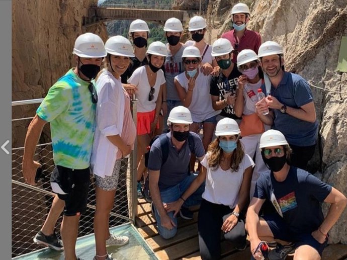 Imagen compartida por Antonio Banderas en la que podemos ver al actor, con David Bisbal, Rosanna Zanetti, Nicole Kimpel y María Casado, de excursión