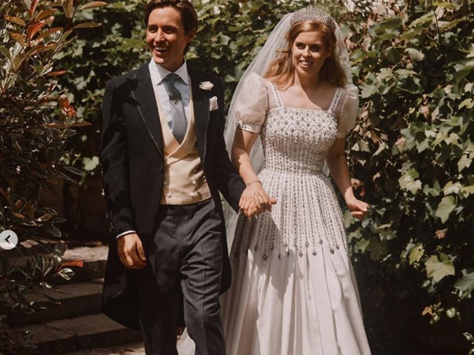 Fotografía oficial de la boda de Beatriz de York y Edoardo Mapelli en la capilla del Palacio de Windsor