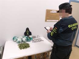 La Guardia Civil de Navarra interviene 3,5 kilos de hojas de coca y 348 gramos de MDMA en la maleta de una pasajera en el aeropuerto de Pamplona.