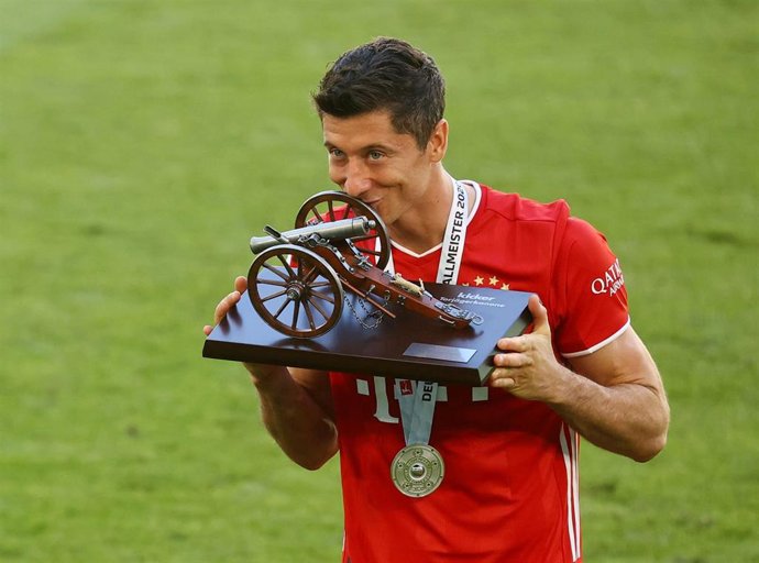 El delantero del Bayern de Múnich Robert Lewandowski besa el trofeo como máximo goleador de la Bundesliga