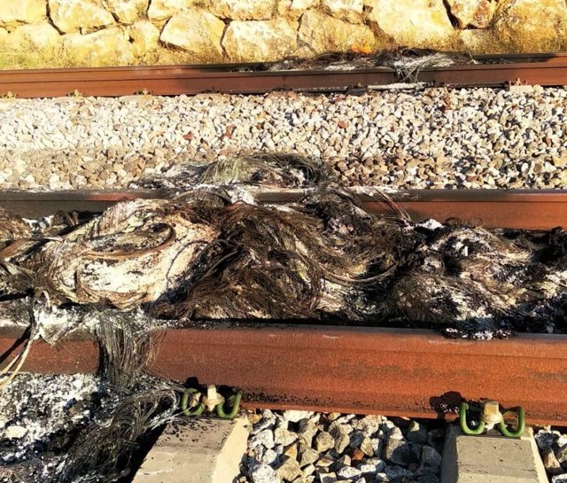 Una quema de neumáticos sobre las vías ferroviarias ha provocado la interrupción del servicio AVE entre Girona y Figueras este lunes