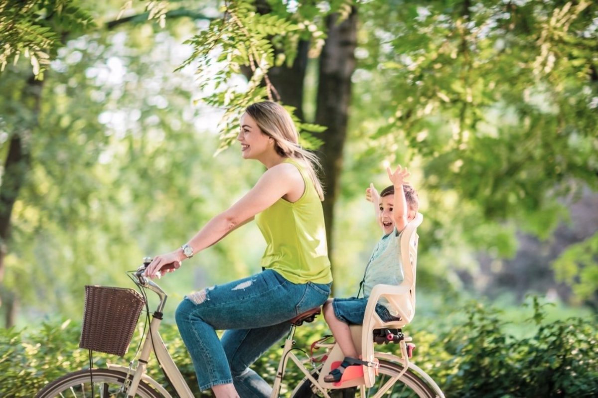 Sillitas de bici para niños: ¿niño delante o niño detrás?