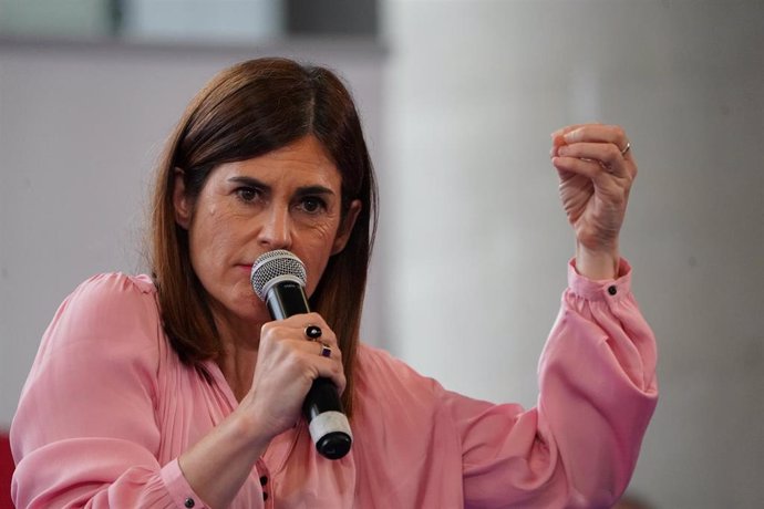 La candidata a lehendakari de Elkarrekin Podemos, Miren Gorrotxategi, durante su intervención en un acto de campaña del partido en el Palacio Euskalduna de Bilbao