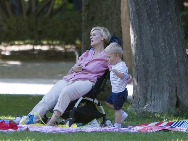 María Zurita y su hijo, Carlitos, disfrutan de un día de picnic.