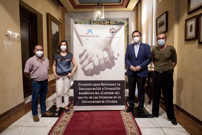 Los representantes vecinales de Las Palmeras junto a la vicerrectora, Rosario Mérida, y el rector de la UCO, José Carlos Gómez Villamandos (centro)