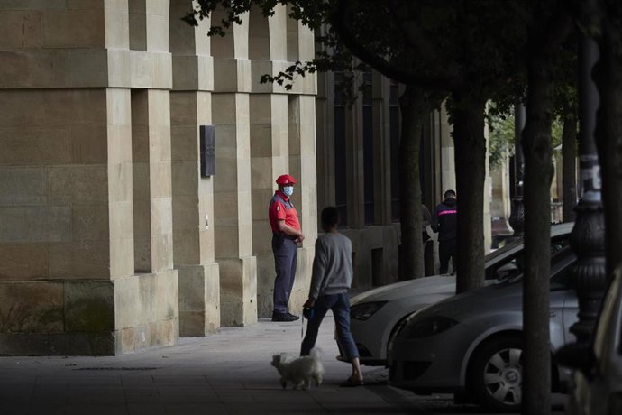 Un agente de la Policía Foral con mascarilla en los soportales de una céntrica calle de Pamplona, Navarra (España) a 17 de julio de 2020. Este viernes a las 00.00 horas ha entrado en vigor la orden foral que obliga a los ciudadanos mayores de 12 años a 