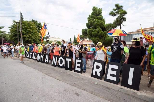 La cabecera de la manifestación contra la visita del Rey en Catalunya este lunes, en L'Espluga de Francolí (Tarragona)