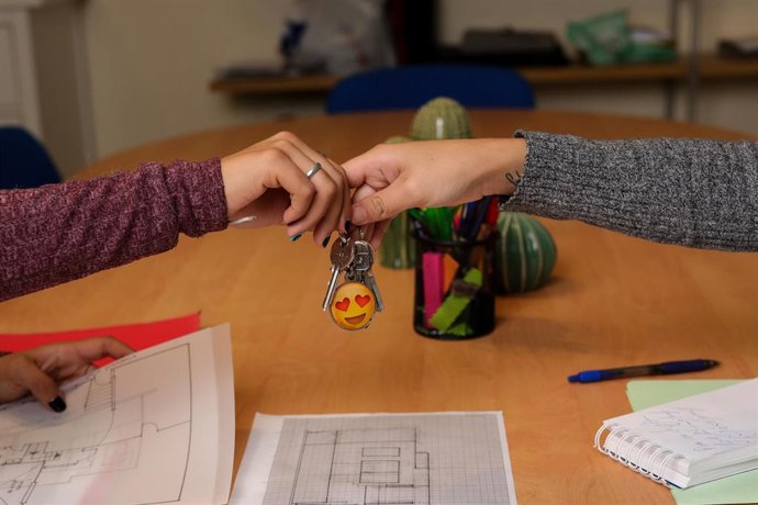 Entrega de las llaves de una vivienda tras la firma de la hipoteca