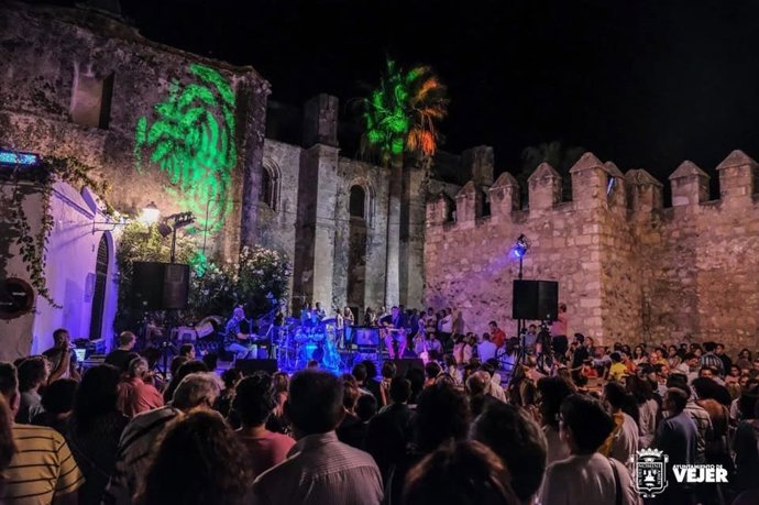 Concierto al aire libre en las murallas de Vejer